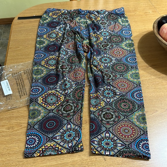 Legging Depot Mandal Print Capri - Picture 4 of 4